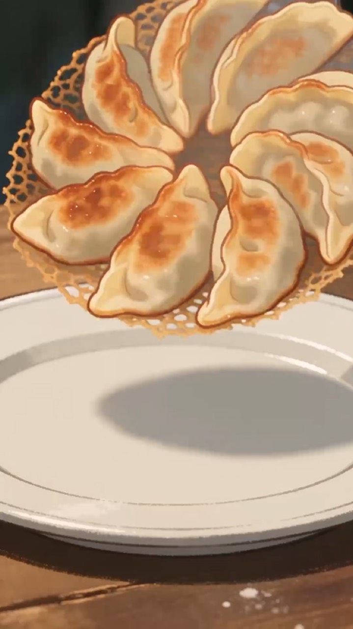 Des gyozas dorés disposés en rosace sur une assiette, style animé.